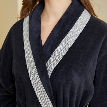 رداء حمّام مقاس XL بلون أسود