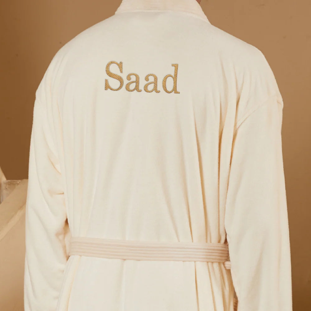 روب حمّام مقاس XL بلون أبيض مائل للصفرة