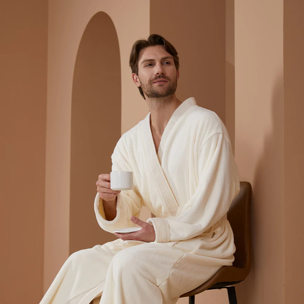 روب حمّام مقاس XL بلون أبيض مائل للصفرة