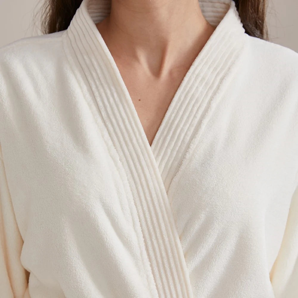 روب حمّام مقاس XL بلون أبيض مائل للصفرة