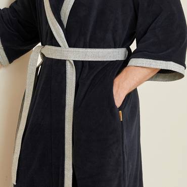 رداء حمّام مقاس XL بلون أسود