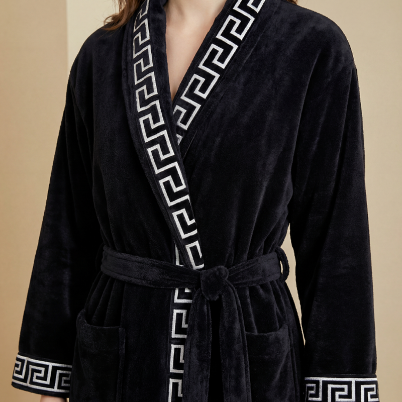 رداء حمّام مقاس XL بلون أسود