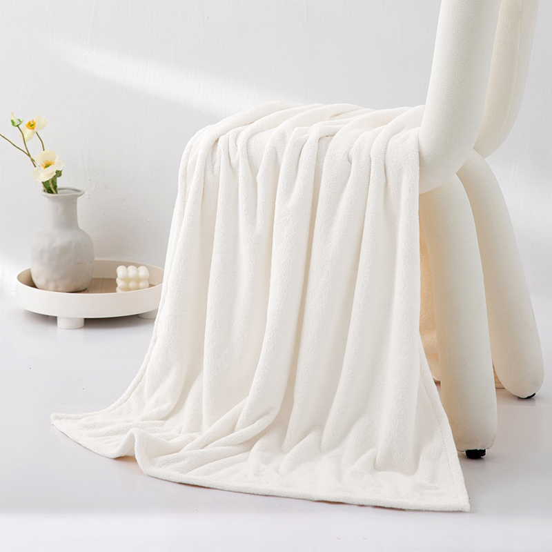 منشفة مقاس 70×140 سم بلون أبيض كريمي