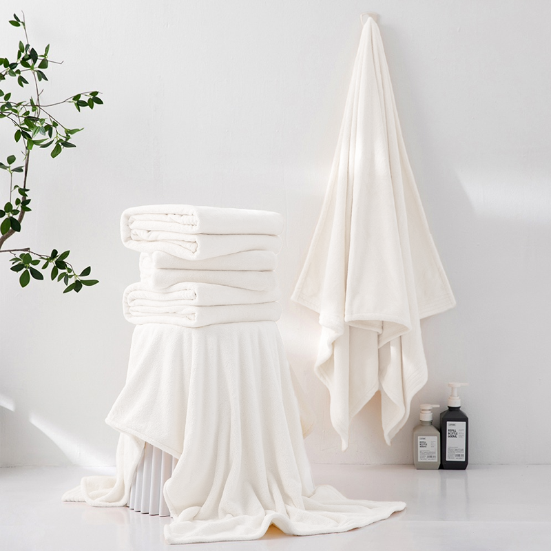 منشفة مقاس 70×140 سم بلون أبيض كريمي