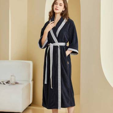 رداء حمّام مقاس XL بلون أسود