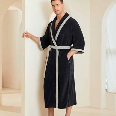 رداء حمّام مقاس XL بلون أسود