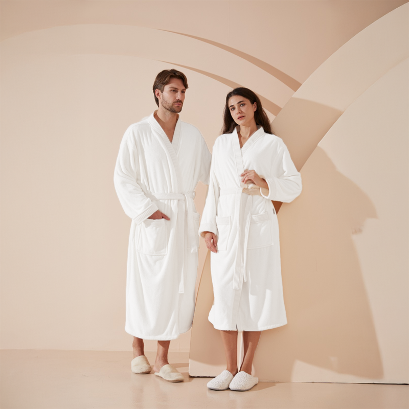 روب حمّام مقاس XL بلون أبيض كريمي