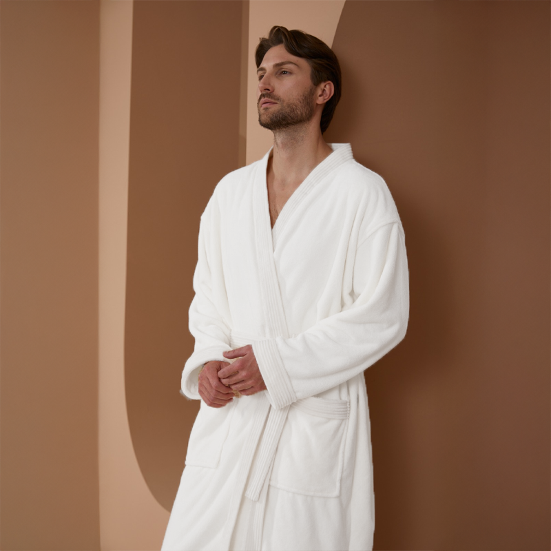 روب حمّام مقاس XL بلون أبيض كريمي