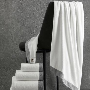 منشفة مقاس 70×140 سم بلون أبيض كريمي