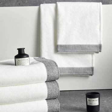 منشفة مقاس 70×140 سم بلون أبيض كريمي