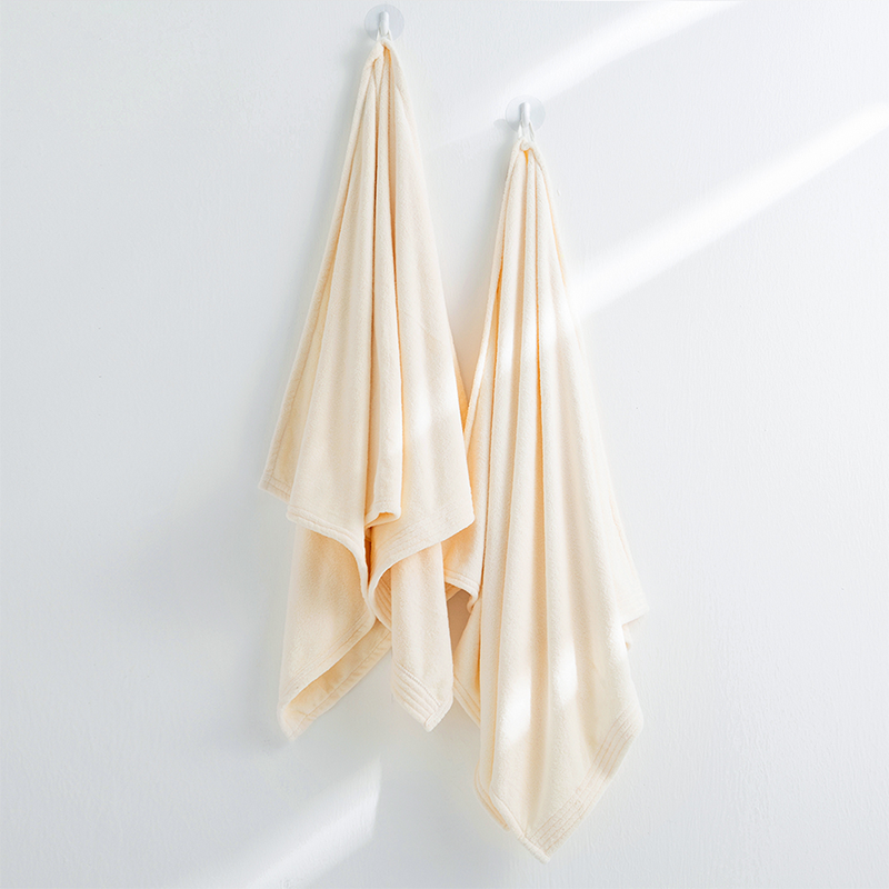 منشفة مقاس 70×140 سم بلون أبيض مائل للصفرة