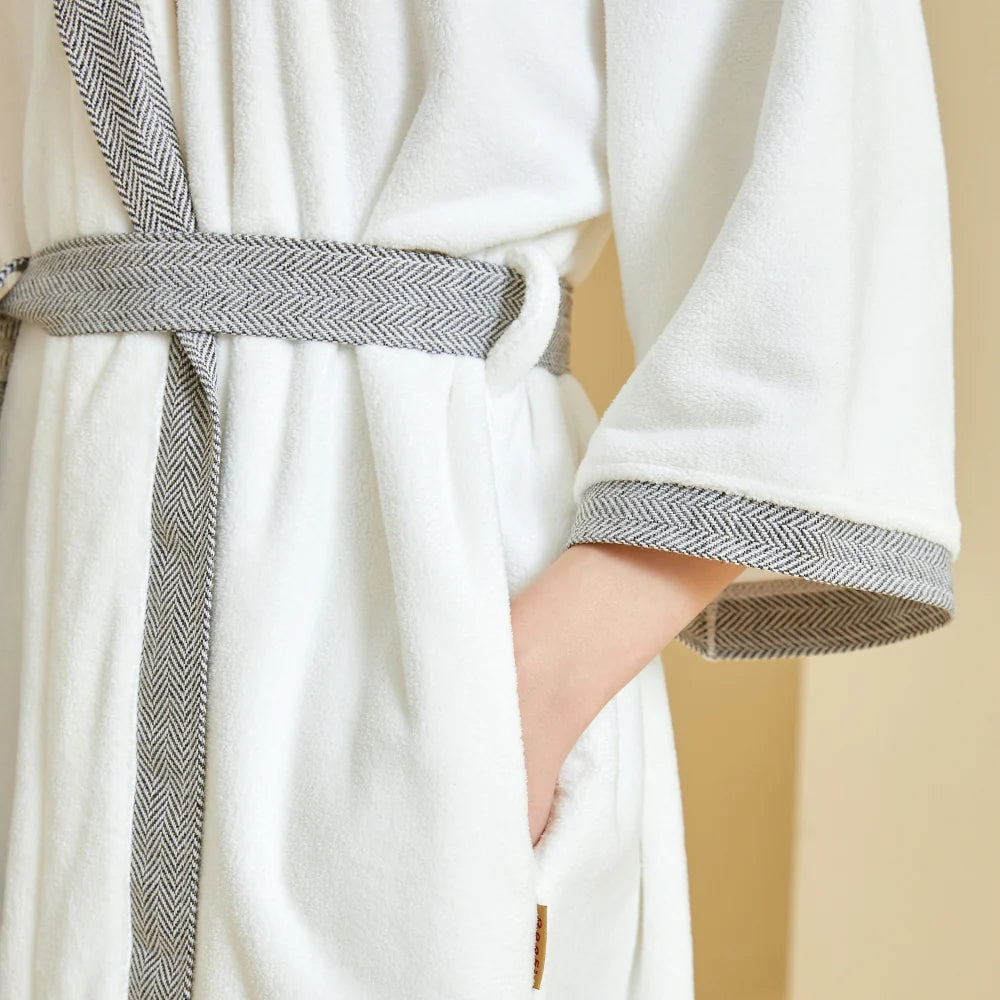 روب حمّام مقاس XL بلون أبيض كريمي