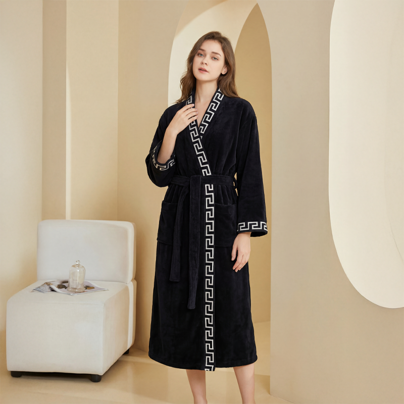 رداء حمّام مقاس XL بلون أسود